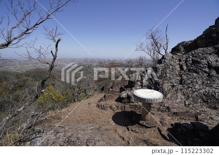 神川町 金鑚(かなさな)神社から御岳山に登る登山道 中腹にある岩山展望台 2024年3月30日 神川町 金鑚(かなさな)神社から御岳山に登る登山道 中腹にある岩山展望台 2024年3月30日 115223302
