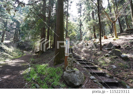 神川町金鑚（かなさな）神社近く　金鑚川から御岳山に向かう登山道分岐　蓮池分岐　　2024年3月30日 115223311