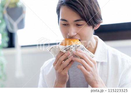 デリバリーで注文した料理を食べる男性 デリバリーで注文した料理を食べる男性 115223325