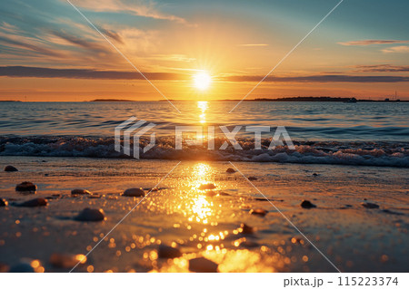 静かな海辺の美しい夜明け 115223374