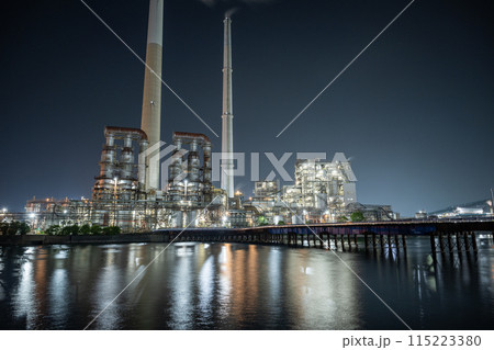 夕暮れの周南工場夜景夜の煌めき 115223380