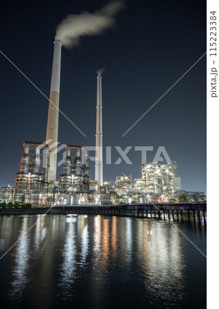 夕暮れの周南工場夜景夜の煌めき 115223384