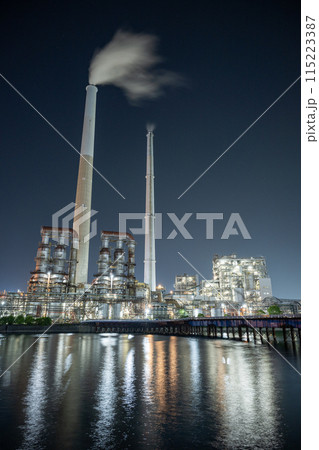 夕暮れの周南工場夜景夜の煌めき 115223387