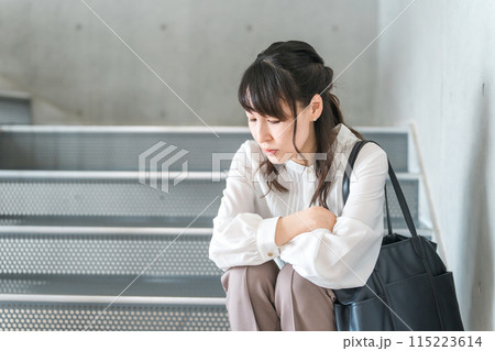 階段に座り込み悩む・落ち込む・考える・後悔する中年の女性ビジネスウーマン 115223614
