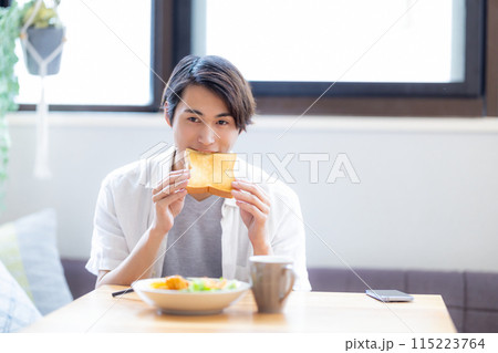 食パンを食べる男性 食パンを食べる男性 115223764