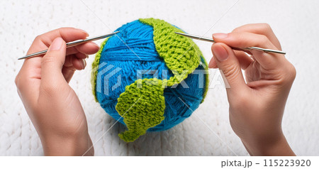 毛糸で作られた地球　編み物をする 115223920