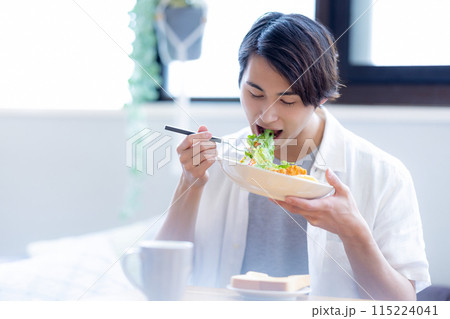 朝食を食べる男性 115224041
