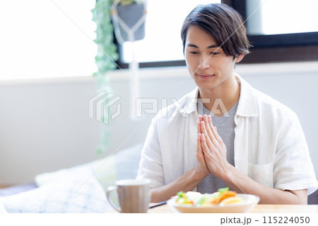 朝食を食べる男性 115224050