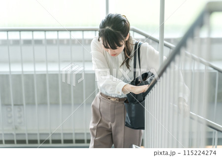 苦しみながら階段を登るビジネスウーマン(ぎっくり腰・腰痛・腹痛・膝痛) 苦しみながら階段を登るビジネスウーマン(ぎっくり腰・腰痛・腹痛・膝痛) 115224274