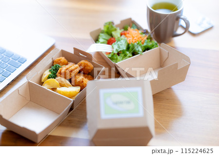 宅配で頼んだ料理(唐揚げ、サラダ) 宅配で頼んだ料理(唐揚げ、サラダ) 115224625