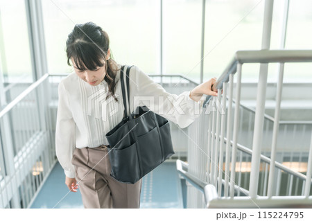 階段を上る疲れ果てたビジネスウーマン（疲労・残業・ブラック企業・ストレス・病気・過労） 115224795