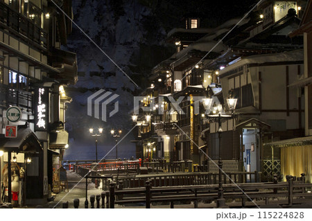 雪降る銀山温泉 115224828