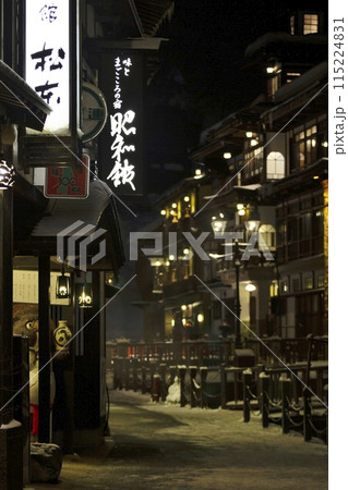 雪降る銀山温泉 115224831
