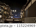 雪降る夜の銀山温泉 115224969