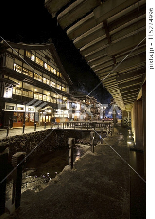 ライトアップされた銀山温泉 115224996