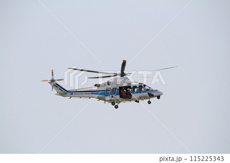 航空自衛隊美保基地航空祭で展示飛行（訓練）を行っている海上保安庁美保航空基地所属の『美保づる1号』 115225343