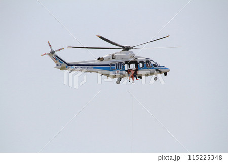 航空自衛隊美保基地航空祭で展示飛行（訓練）を行っている海上保安庁美保航空基地所属の『美保づる1号』 115225348