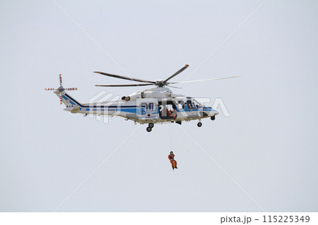 航空自衛隊美保基地航空祭で展示飛行(訓練)を行っている海上保安庁美保航空基地所属の『美保づる1号』 航空自衛隊美保基地航空祭で展示飛行(訓練)を行っている海上保安庁美保航空基地所属の『美保づる1号』 115225349