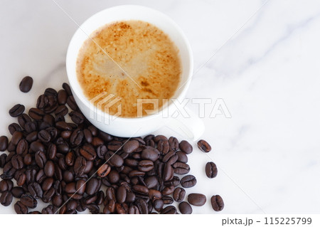 エスプレッソに牛乳をたっぷり入れたコーヒーのカフェ・ラッテと、深煎りしたコーヒー豆 115225799