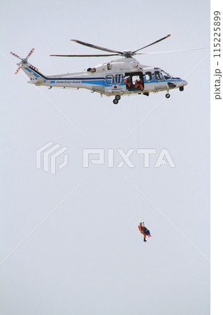 航空自衛隊美保基地航空祭で展示飛行(訓練)を行っている海上保安庁美保航空基地所属の『美保づる1号』 航空自衛隊美保基地航空祭で展示飛行(訓練)を行っている海上保安庁美保航空基地所属の『美保づる1号』 115225899