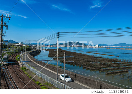 青空と広電宮島線が走る地御前海岸の牡蠣棚の見える風景 青空と広電宮島線が走る地御前海岸の牡蠣棚の見える風景 115226081
