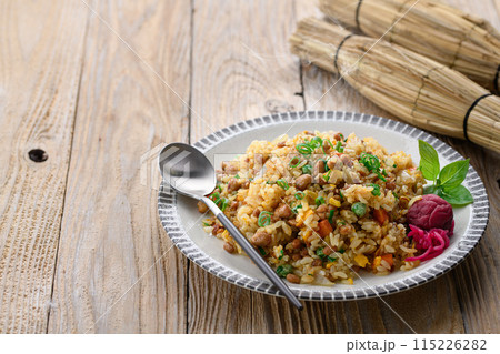 わら納豆を使った 納豆チャーハン　（ 納豆の香ばしさが楽しめるアレンジ炒飯 ） 115226282