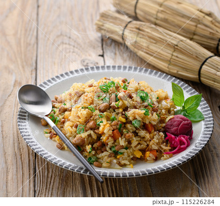わら納豆を使った 納豆チャーハン　（ 納豆の香ばしさが楽しめるアレンジ炒飯 ） 115226284