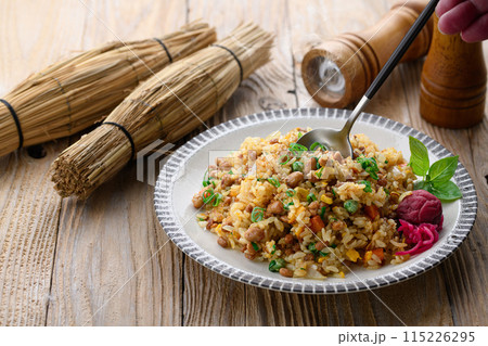 わら納豆を使った 納豆チャーハン　（ 納豆の香ばしさが楽しめるアレンジ炒飯 ） 115226295