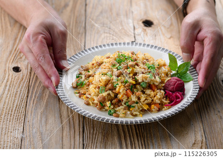 納豆炒飯　（ 納豆の香ばしさが楽しめるアレンジ炒飯 ） 115226305