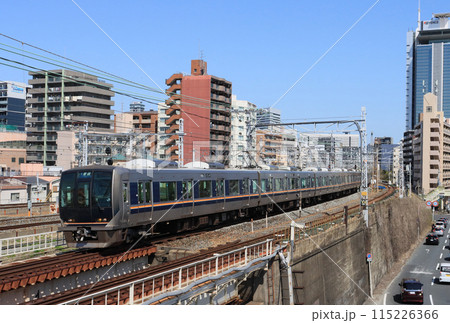 新大阪駅付近を走る321系電車 115226366