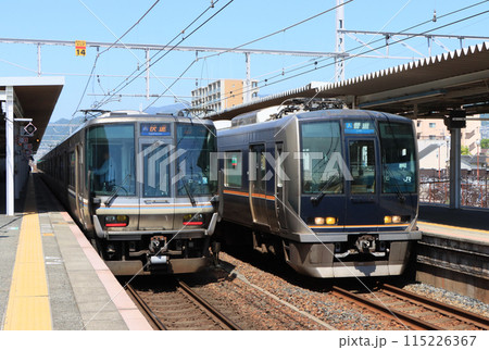 西宮駅で並ぶ321系と223系電車 115226367