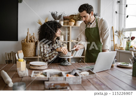 Pottery class with male and female artists working together 115226907