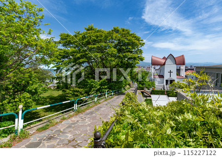【北海道函館】ちゃちゃ登り、大三坂は異国情緒を感じさせるこじんまりとした生活道路。 【北海道函館】ちゃちゃ登り、大三坂は異国情緒を感じさせるこじんまりとした生活道路。 115227122