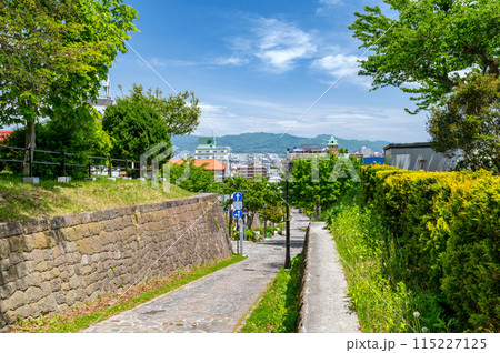 【北海道函館】ちゃちゃ登り、大三坂は異国情緒を感じさせるこじんまりとした生活道路。 【北海道函館】ちゃちゃ登り、大三坂は異国情緒を感じさせるこじんまりとした生活道路。 115227125