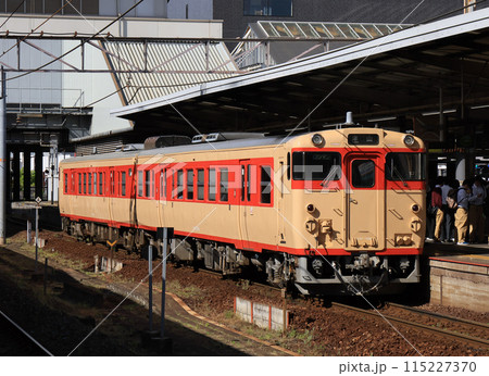 岡山駅で発車を待つ国鉄色のキハ47 岡山駅で発車を待つ国鉄色のキハ47 115227370