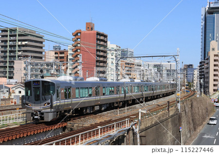 新大阪駅を発車して淀川橋梁に接近する225系 115227446