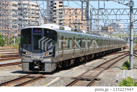 新大阪駅に到着する225系快速 新大阪駅に到着する225系快速 115227447