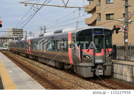 宇野線備前西市駅に停車する227系電車 115227450