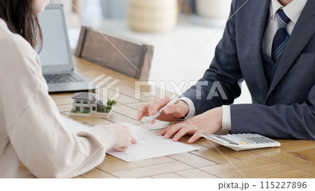 不動産の営業をするビジネスマンの手元 115227896