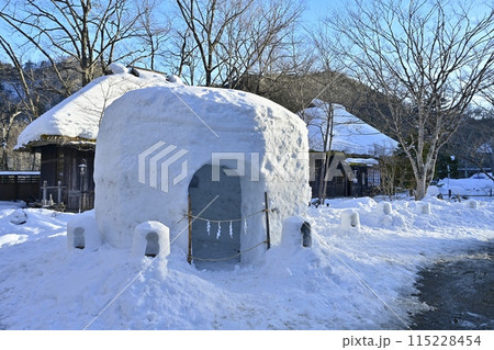 冬の湯西川温泉の平家の里のかまくら 115228454