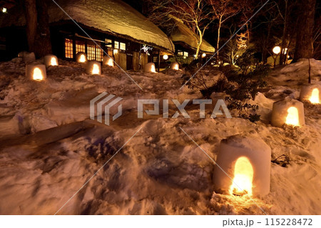 冬の湯西川温泉の平家の里の点灯されたミニかまくらに古民家 冬の湯西川温泉の平家の里の点灯されたミニかまくらに古民家 115228472