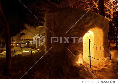 冬の湯西川温泉の平家の里の点灯されたかまくらとミニかまくら 115228476