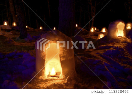 冬の湯西川温泉の平家の里の点灯されたミニかまくら 115228492