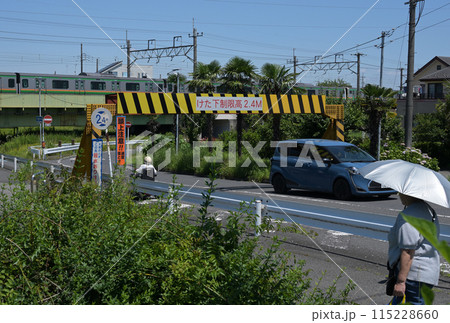 (街並み風景)鉄道脇の高さ制限のある道路 (街並み風景)鉄道脇の高さ制限のある道路 115228660