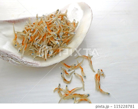 通常のチリメンジャコより旨味成分が多い、赤腹チリメンジャコの写真 通常のチリメンジャコより旨味成分が多い、赤腹チリメンジャコの写真 115228781