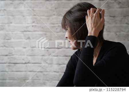 髪をかき上げる横顔 髪をかき上げる横顔 115228794