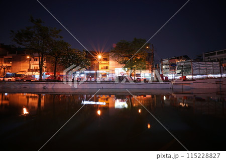 Nigh view of Ong Ang Canel, Food Stall in Bangkok 115228827