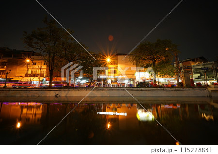 タイ、バンコク、オンアーン運河沿い、MRTサナムチャイ駅近くの屋台の風景 115228831