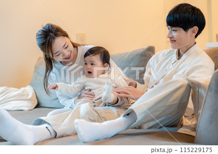 小さな子どもと過ごす幸せなファミリーイメージ 小さな子どもと過ごす幸せなファミリーイメージ 115229175