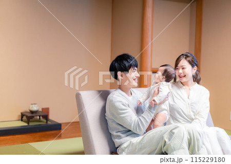小さな子どもと過ごす幸せなファミリーイメージ 115229180